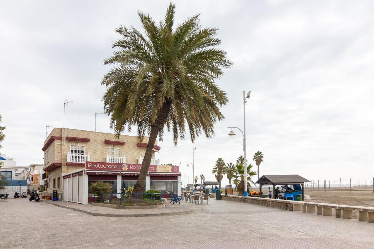 Sea & Wave Pedregalejo Beach Apartment Malaga Luaran gambar